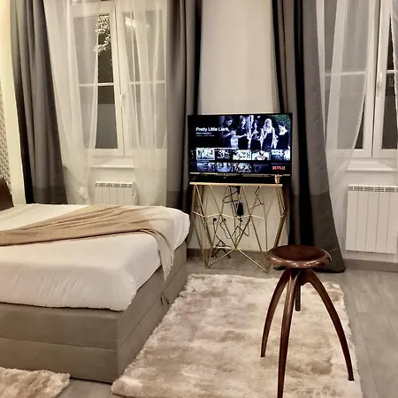 Midpoint By Life Renaissance Apartment