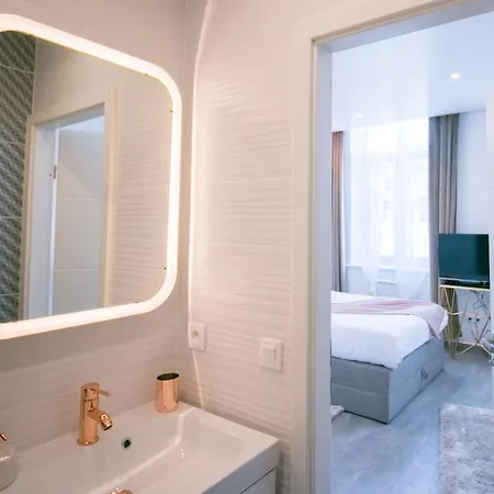 Midpoint By Life Renaissance Apartament