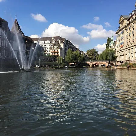 Midpoint By Life Renaissance Apartament