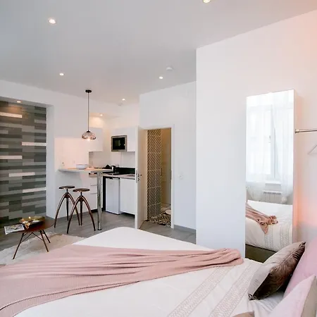 Midpoint By Life Renaissance Apartment